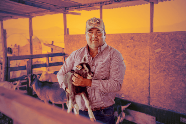 Claudio Castro usuario de indap que hace queso de cabra y leche